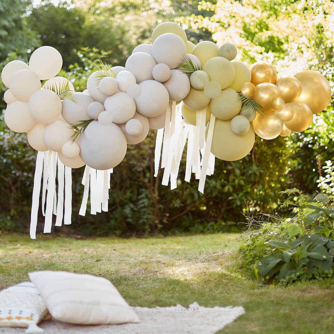 WILD JUNGLE BALLOON ARCH
